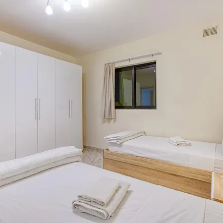 Large 3br With Private Balcony, St'pauls Bay By 360 Estates Apartmán *